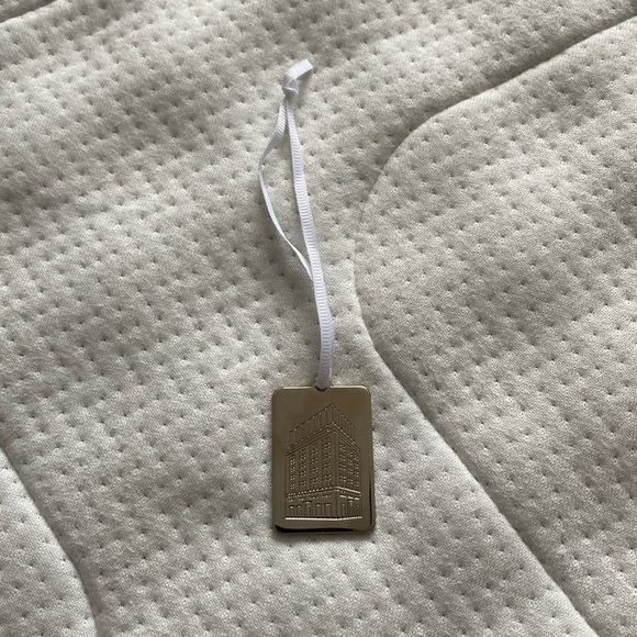 BNWOB limited edition Tiffany & Co sterling silver charm NYC “The Landmark” - Picture 5 of 6